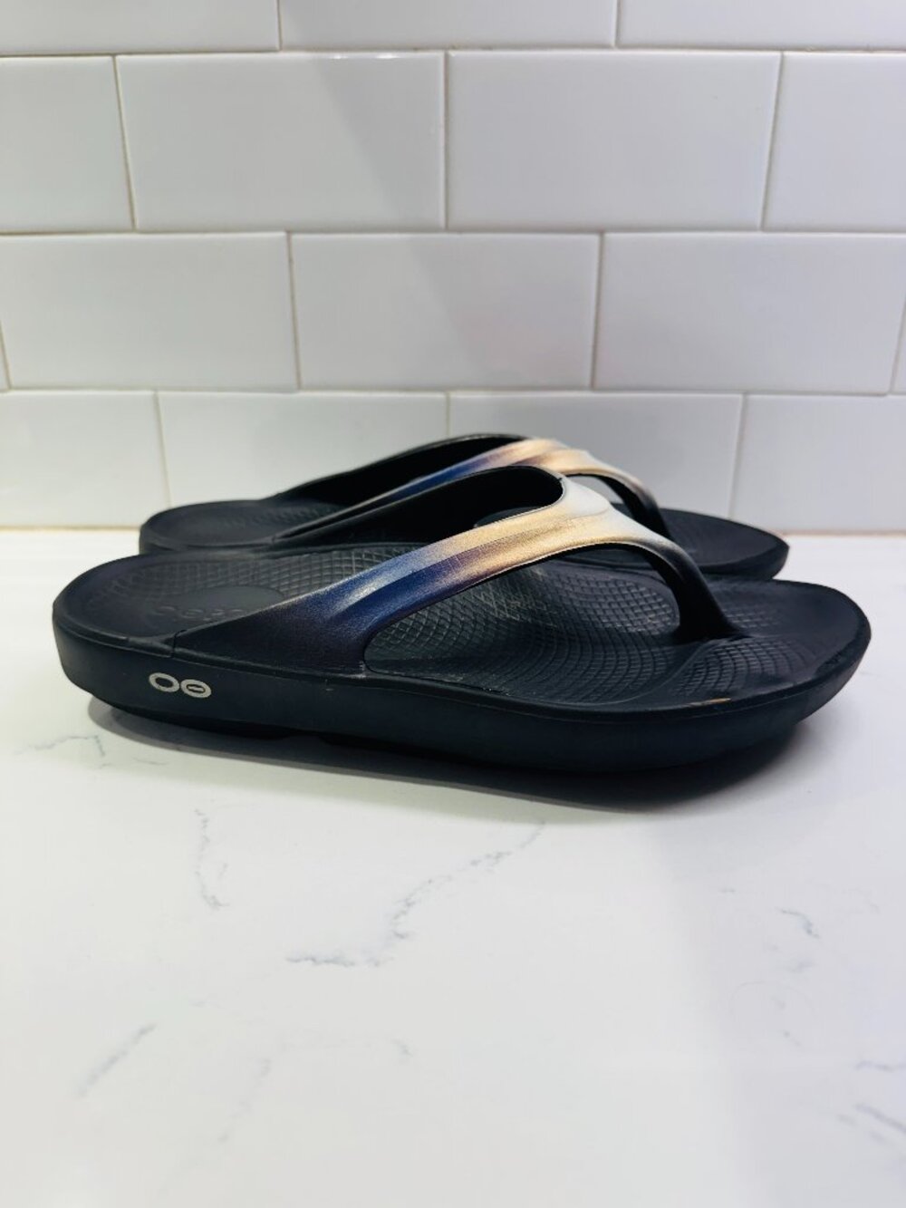 Oofos Recovery Thong Sandals Flip Flops Womens 9 EU39 Black Iridescent Strap